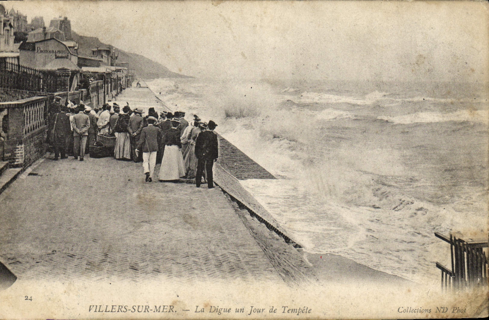 CPA Villers sur Mer La Digue un Jour de Tempete