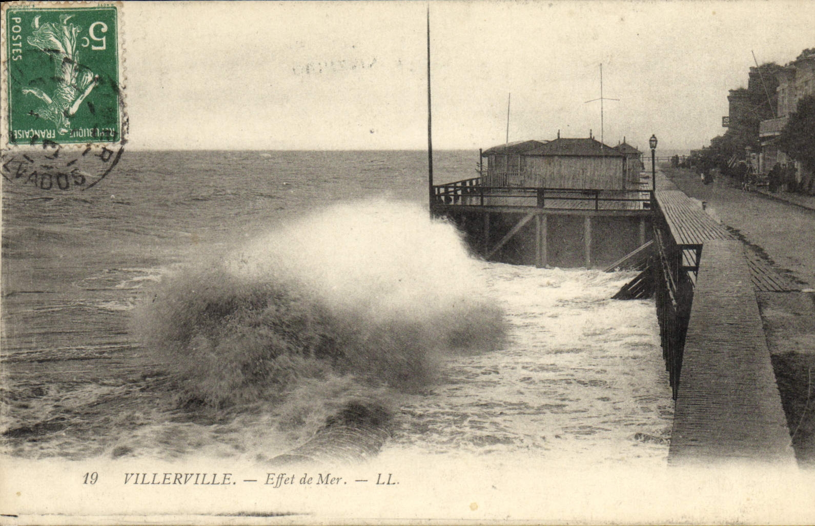 VINTAGE POSTCARD Villerville Effect Sea