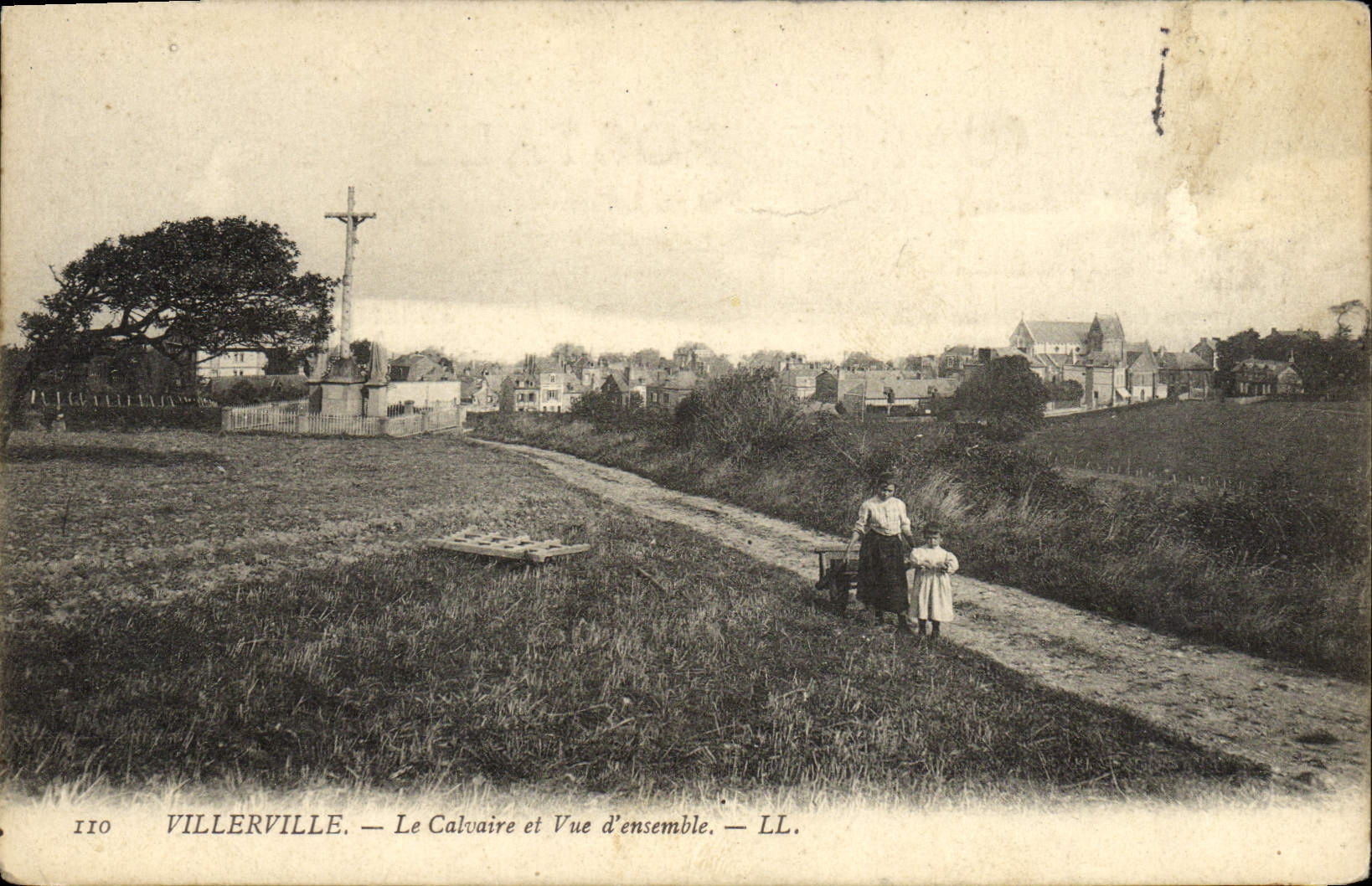 CPA Villerville Le calvaire et vue d'ensemble Enfants