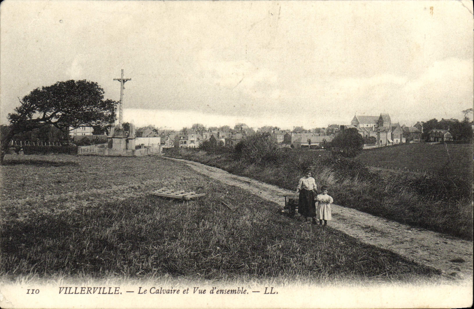 CPA Villerville Le calvaire et vue d'ensemble Enfants