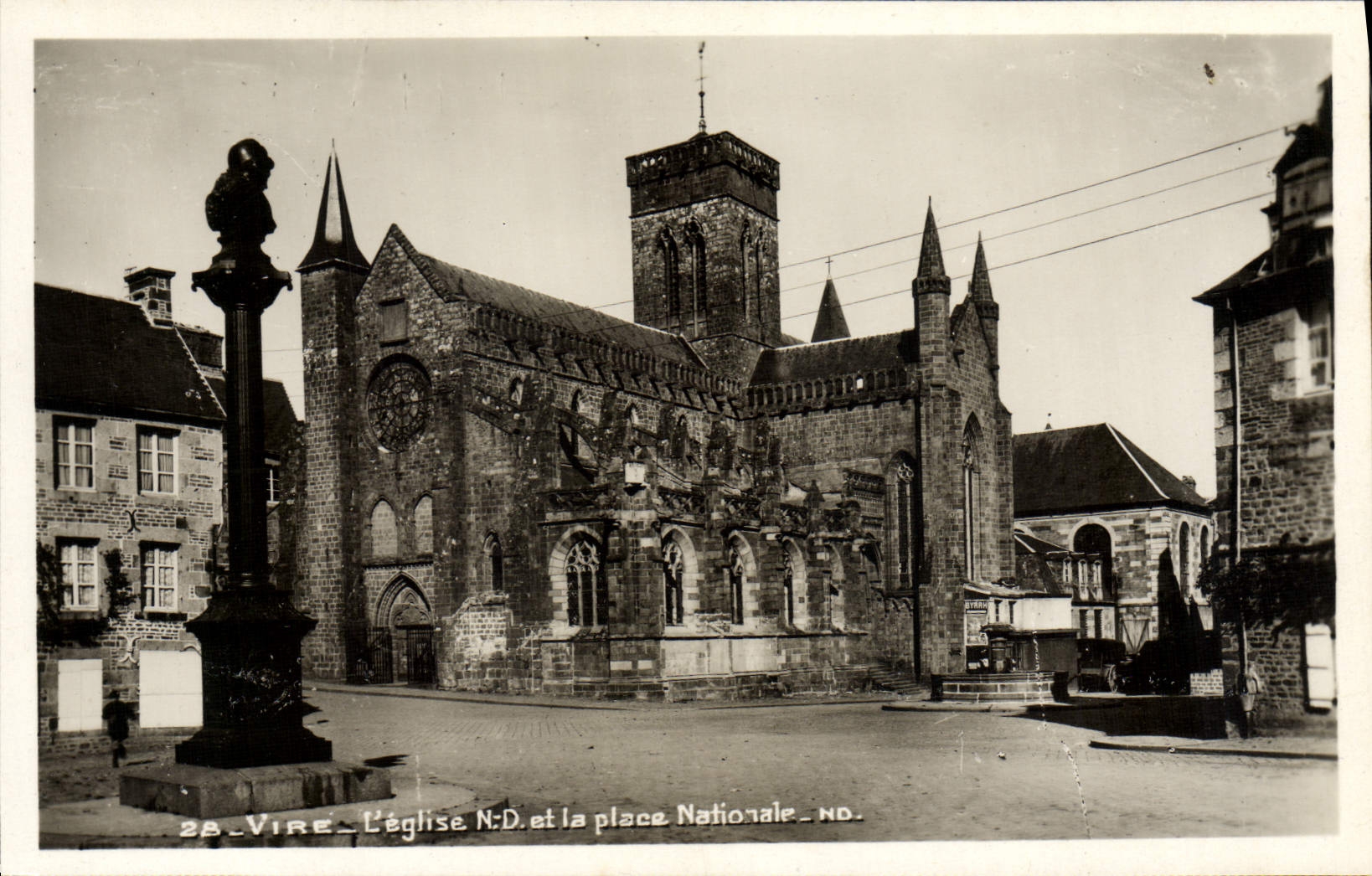 CPA Vire L'Eglise Notre Dame et la Place Nationale
