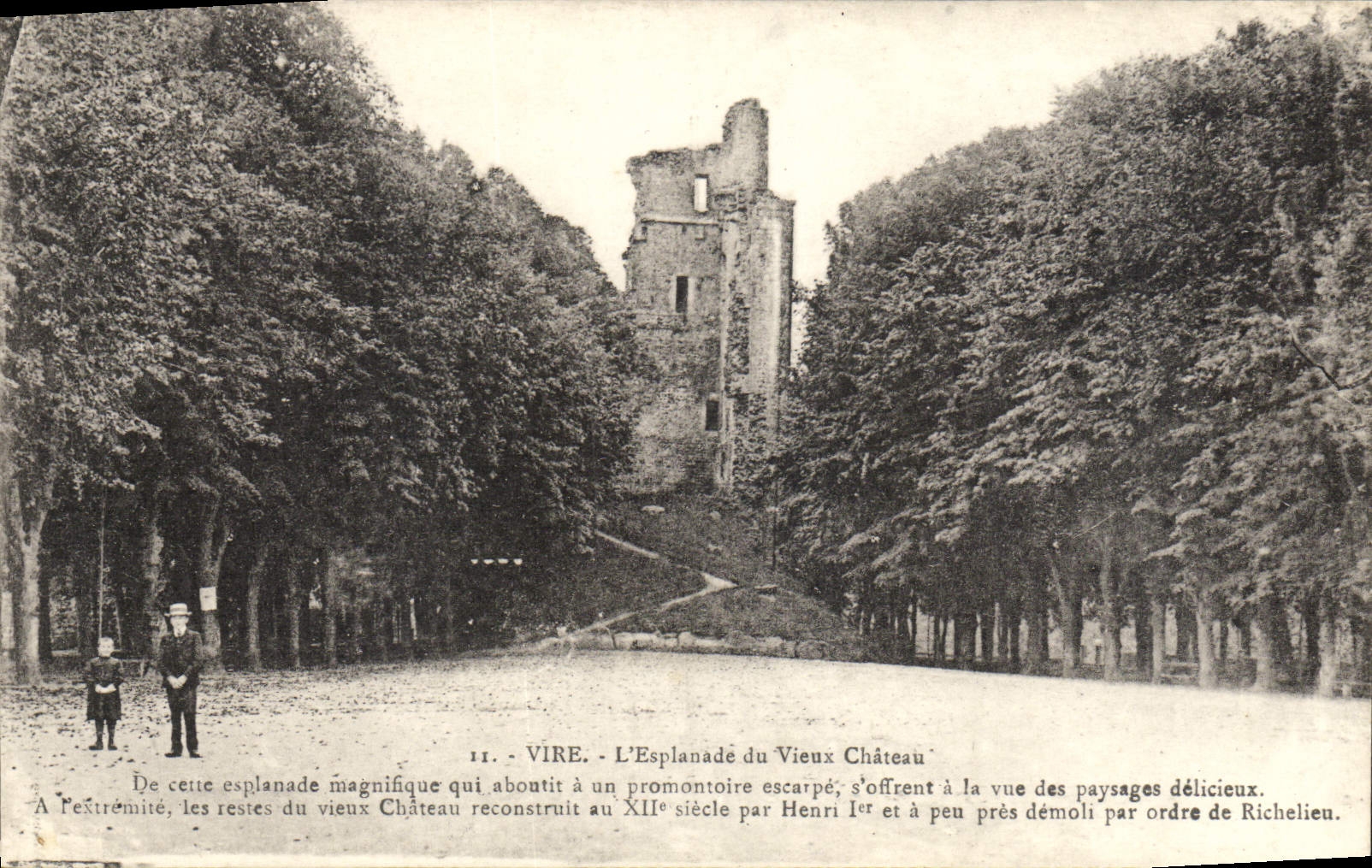 CPA Vire L'esplanade du vieux Chateau