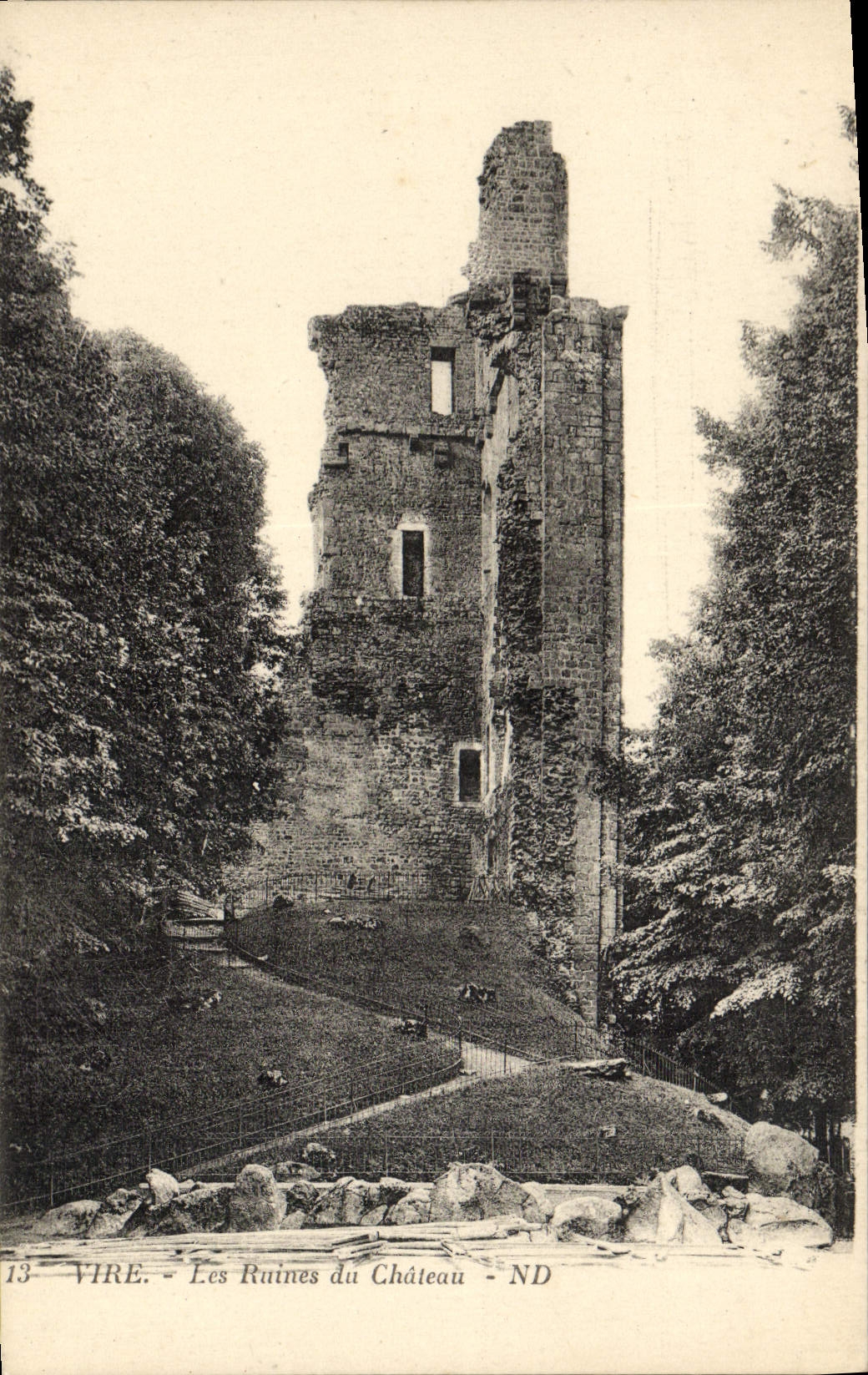 CPA Vire Les Ruines du Chateau