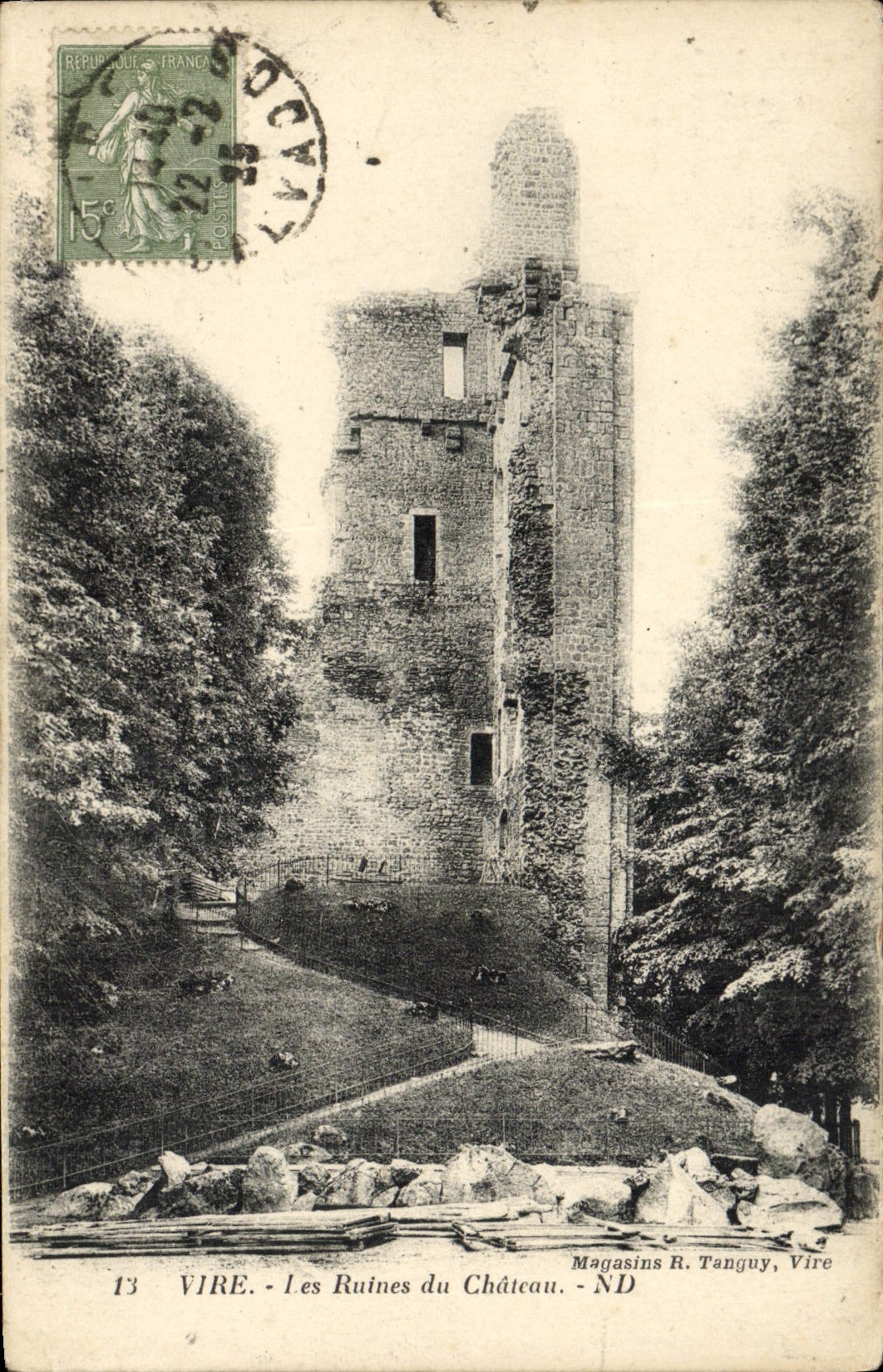 CPA Vire Les Ruines du Chateau