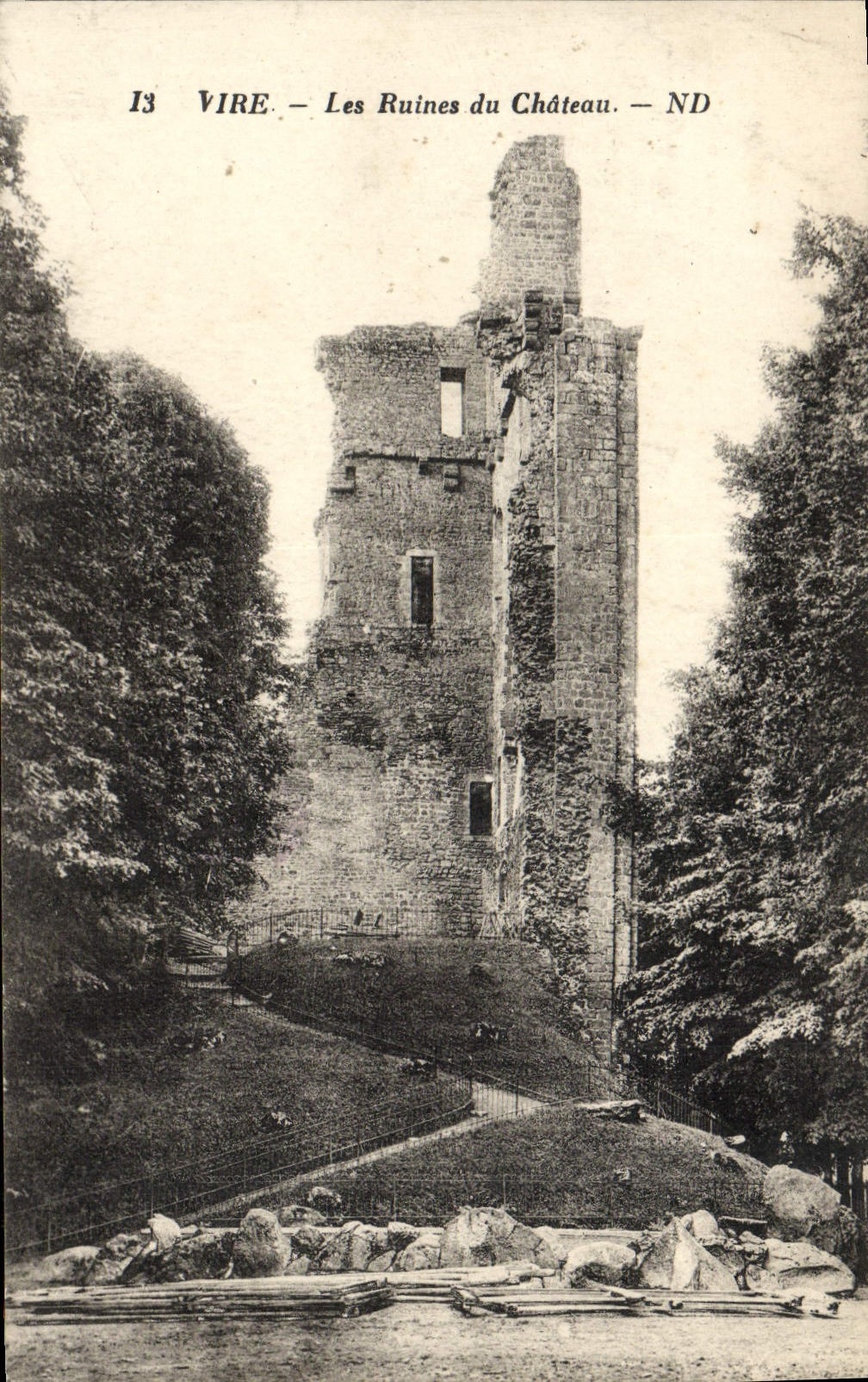 CPA Vire Les ruines du chateau