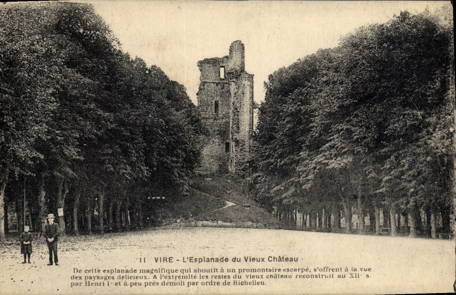 CPA Vire L'Esplanade du Vieux Chateau