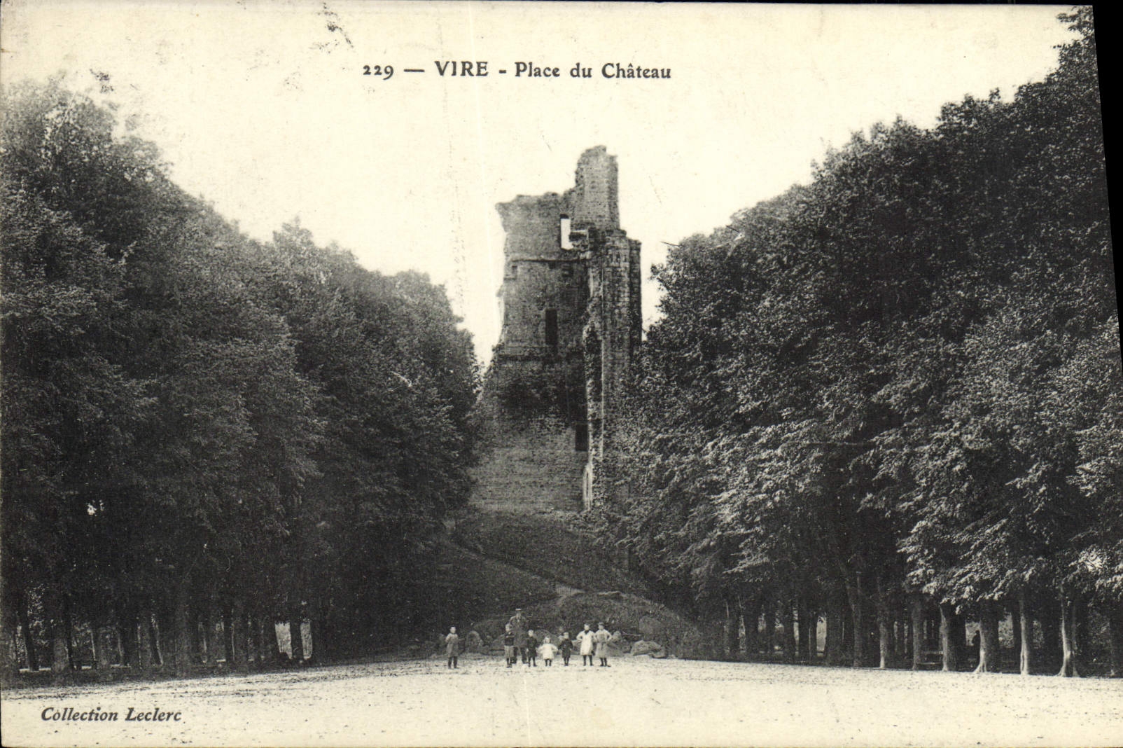 CPA Vire Place du Chateau