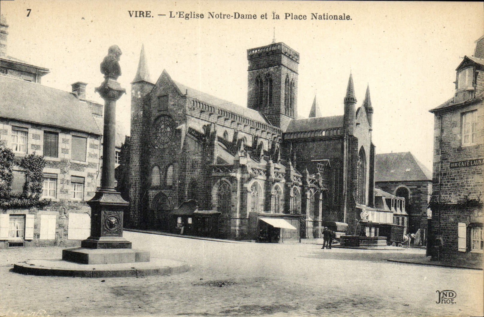 CPA Vire L'Eglise Notre Dame et Place Nationale