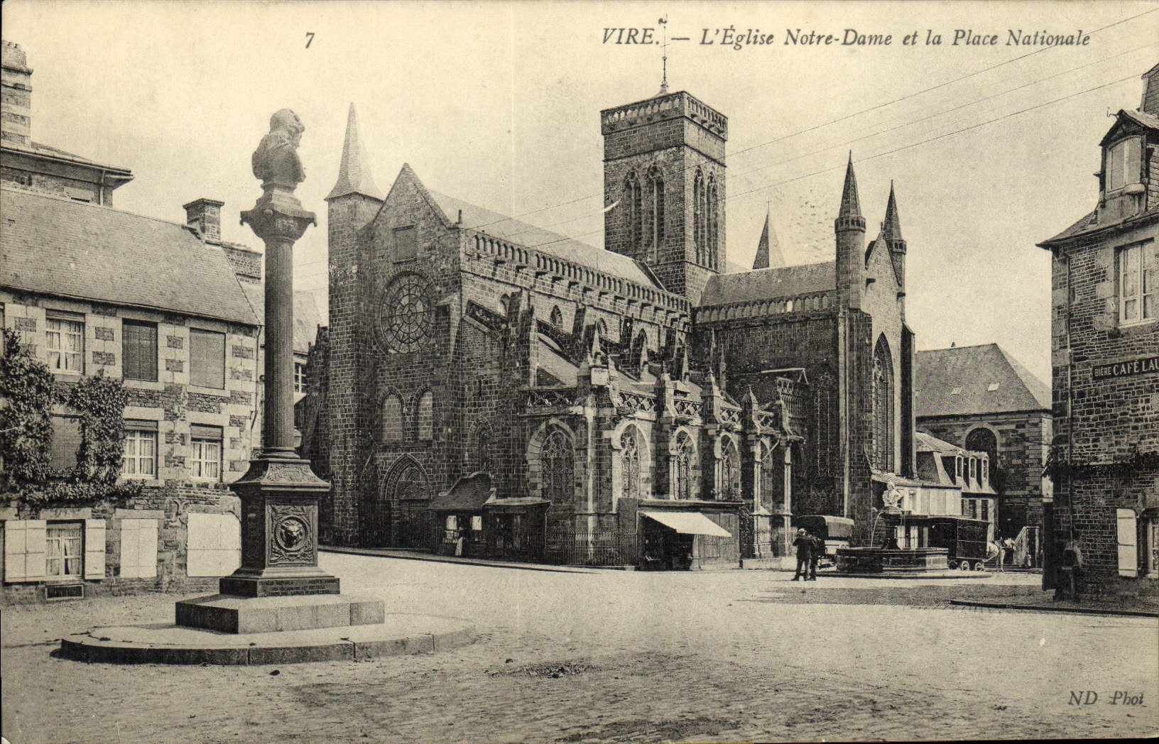 CPA Vire L'Eglise Notre Dame et la Place Nationale