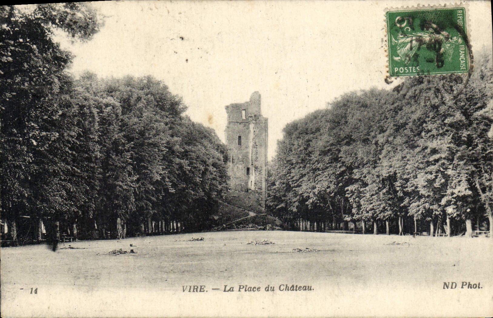 CPA Vire La Place du Chateau