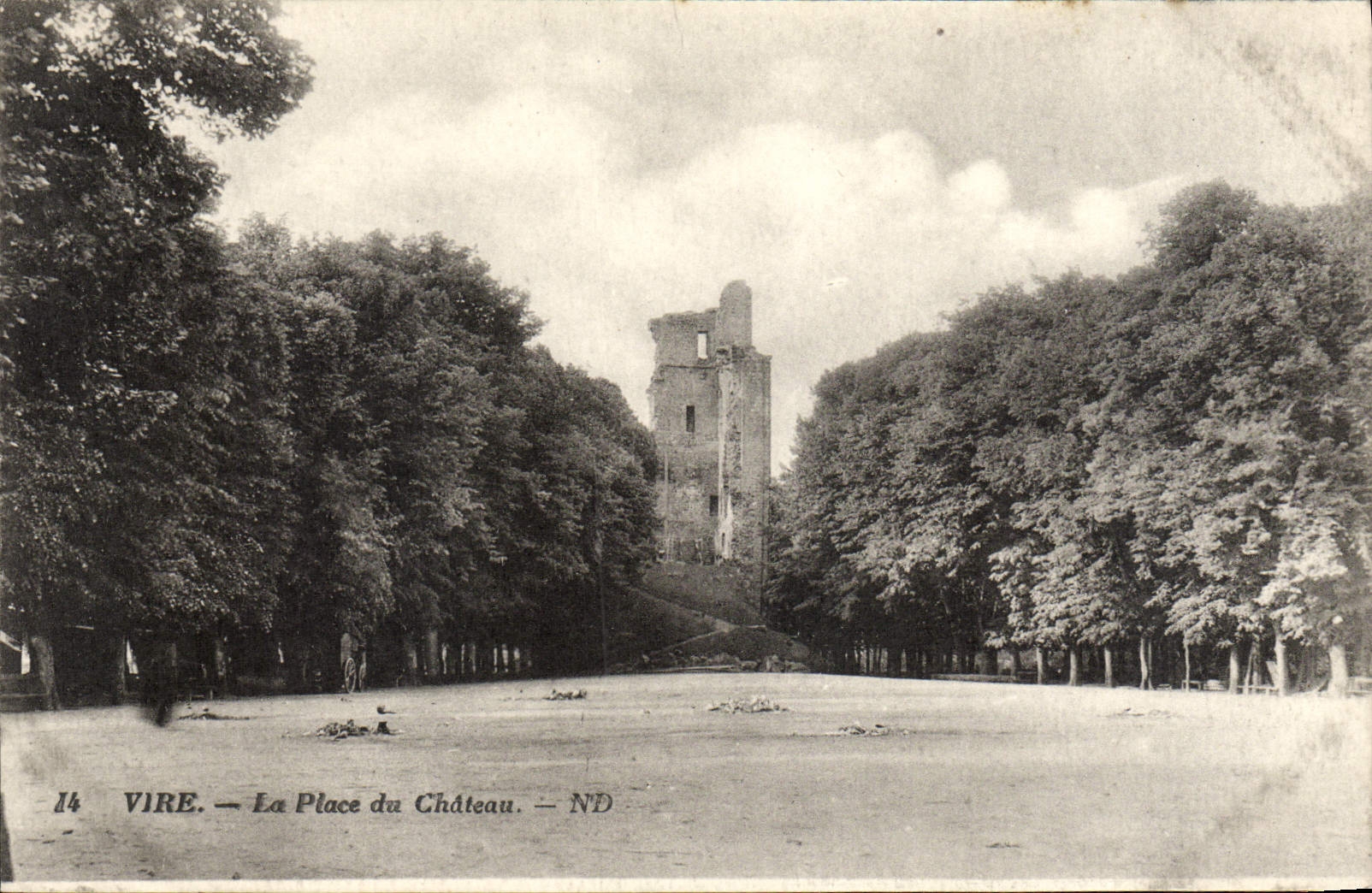 CPA Vire La Place du Chateau