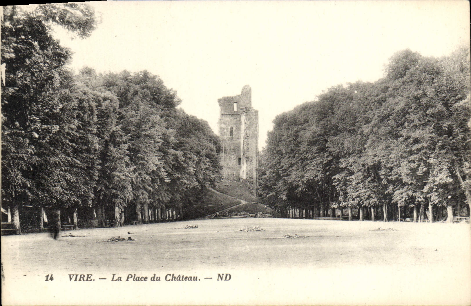 CPA Vire La Place du Chateau