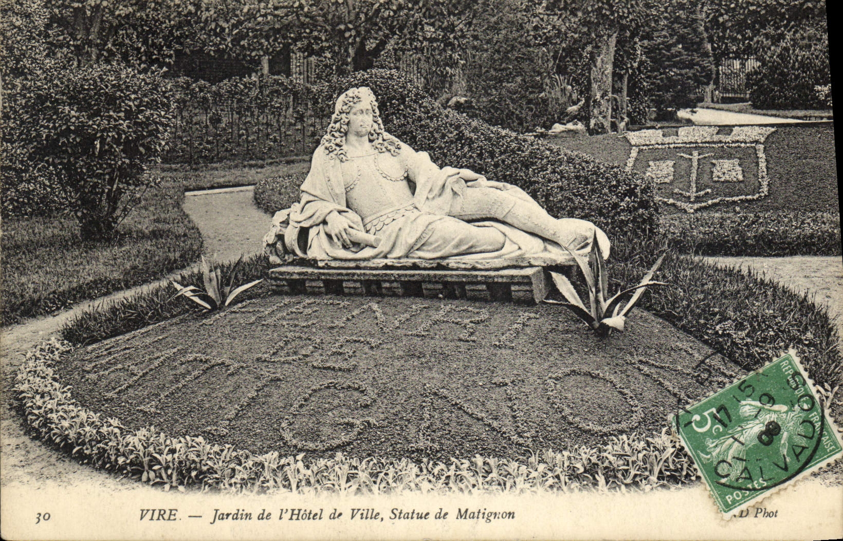 CPA Vire Jardin de L'Hotel de Ville Statue de Matignon
