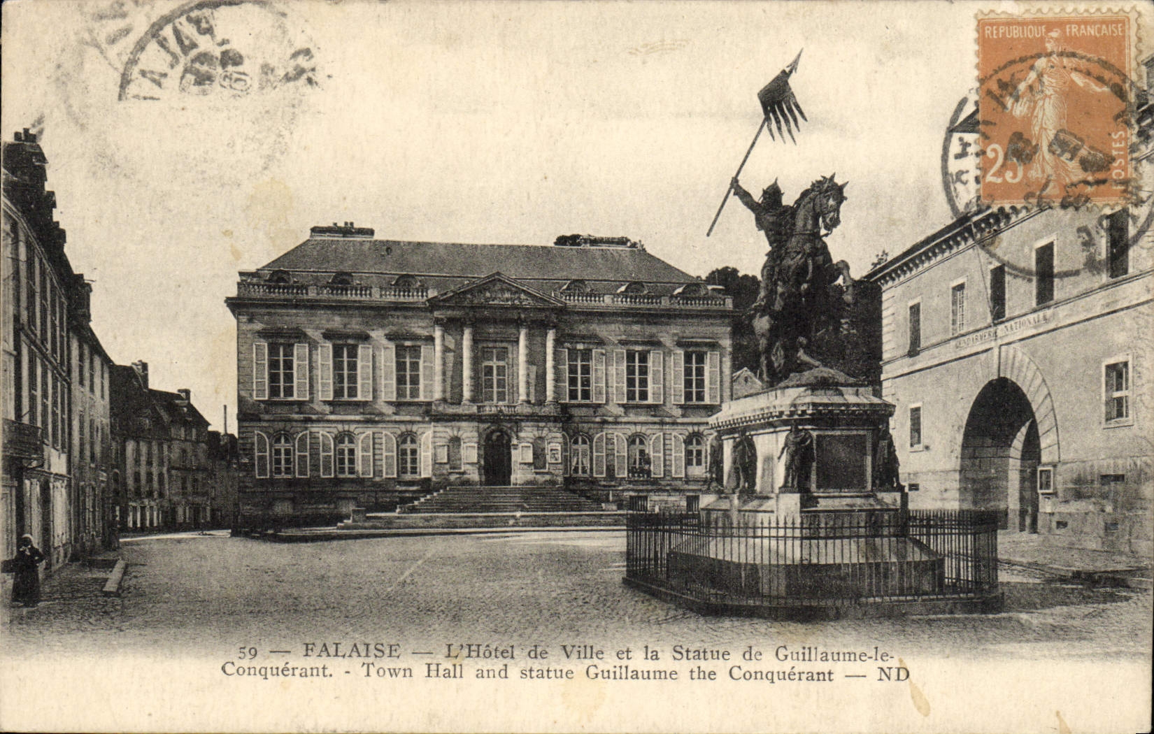 CPA Falaise L'Hotel de Ville et la Statue de Guillaume le Conquerant
