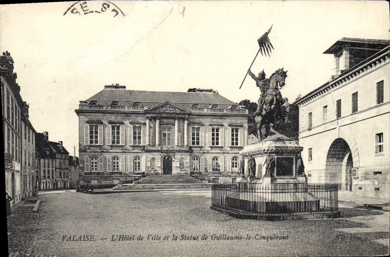 CPA Falaise L'Hotel de Ville et la Staue de Guillaime le Conquerant