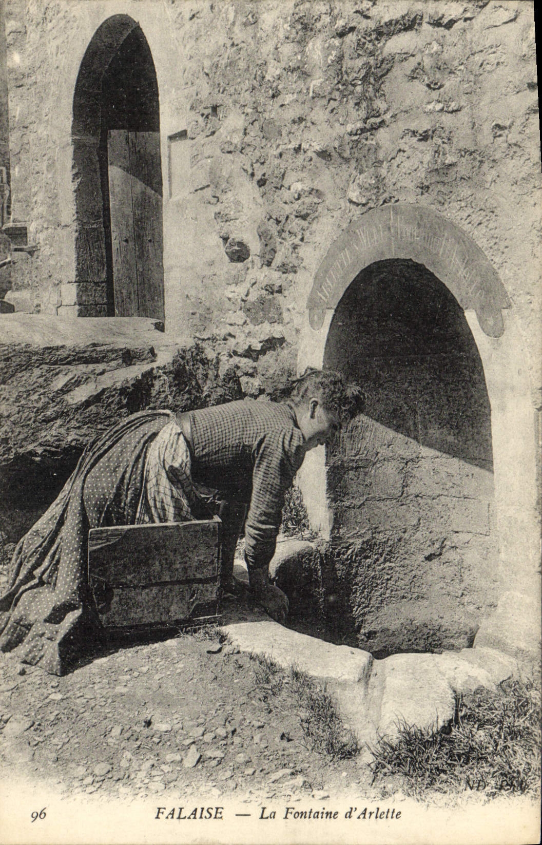 CPA Falaise La Fontaine d'Arlette Femme Folklore