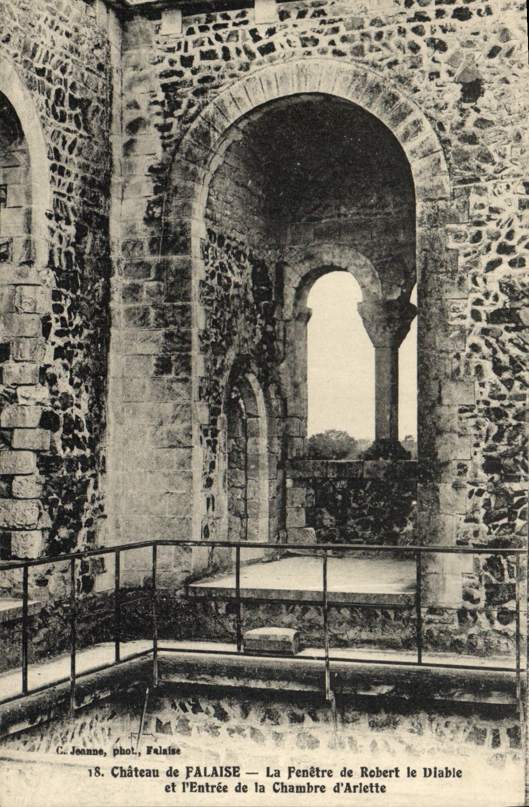 CPA Falaise Chateau dFenetre de Robert le Diable et L'Entree de la chambre d'Arlette