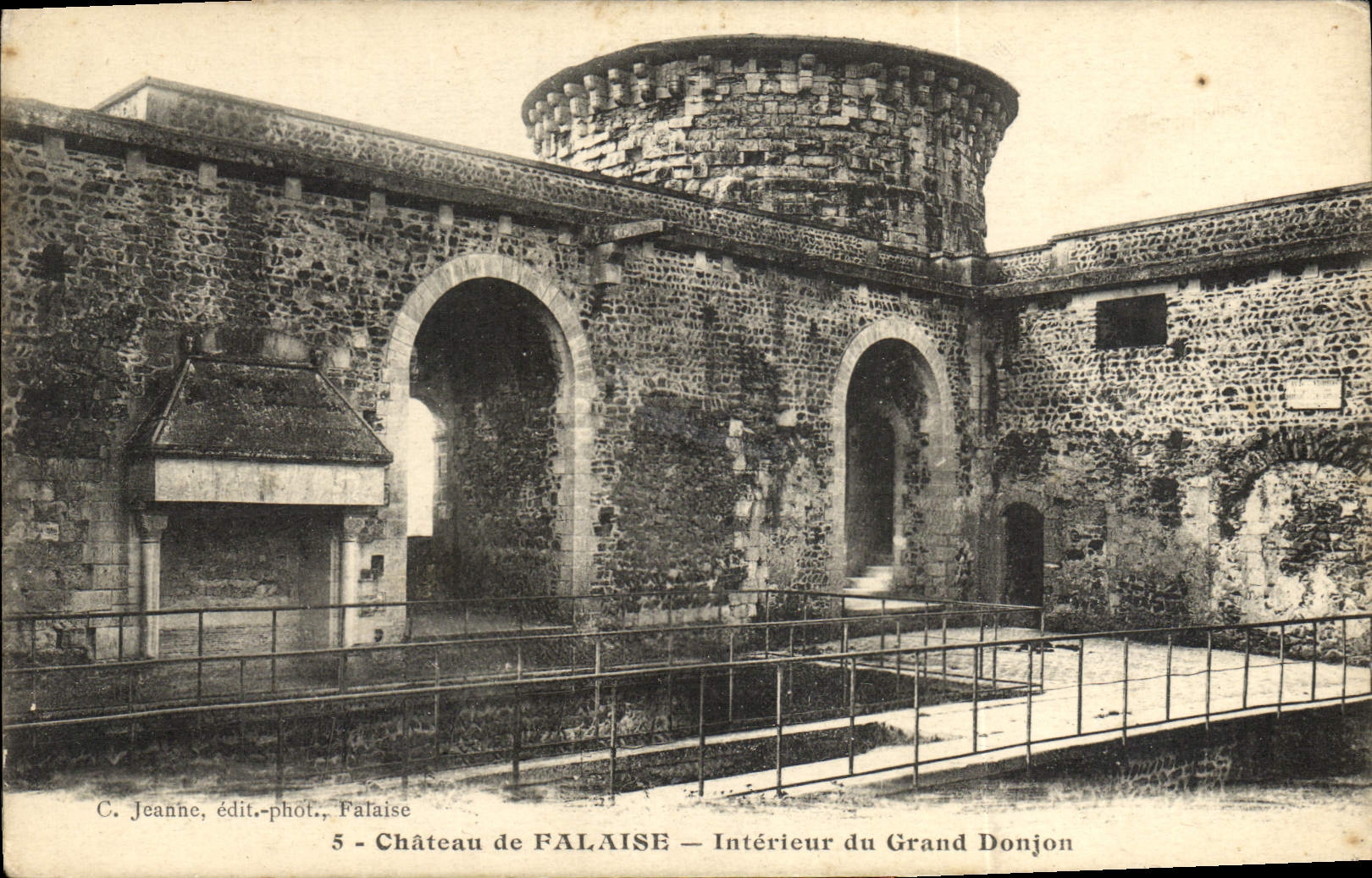 VINTAGE POSTCARD Cliff the Interior Castle of the Large Keep