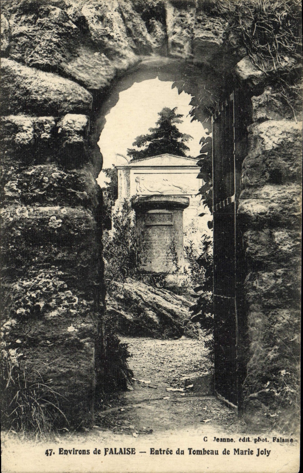 CPA Environs de Falaise Entree du tombeau de Marie Joly