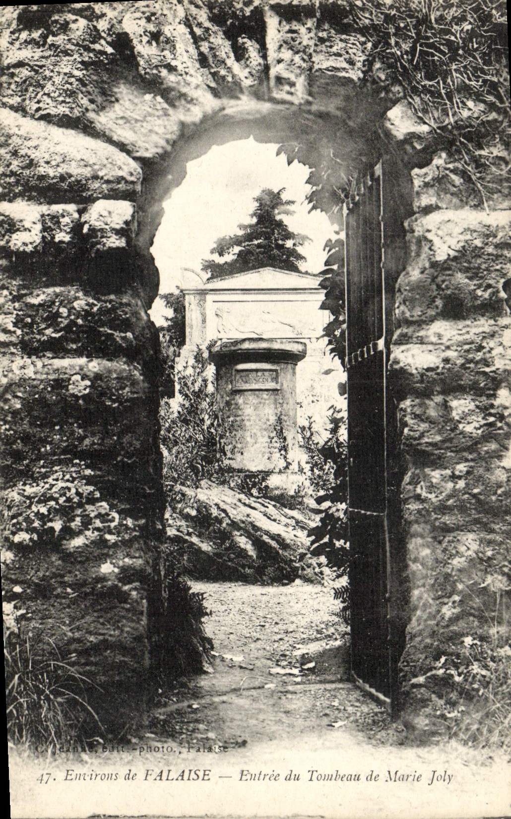 CPA Environs de Falaise Entree du tombeau de Marie Joly