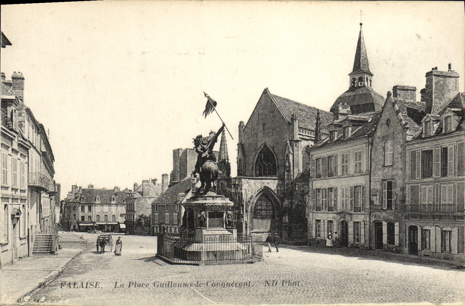 CPA Falaise La Place Guillaurne le Conquerant