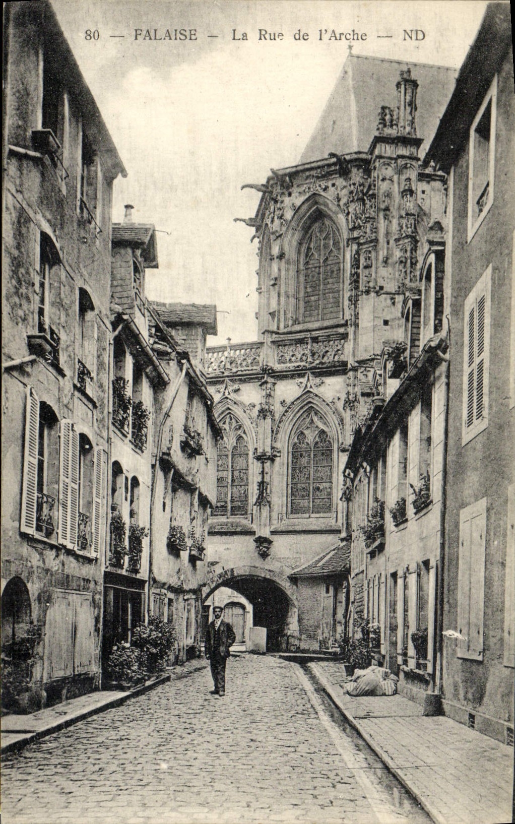 CPA Falaise La Rue de L'Arche