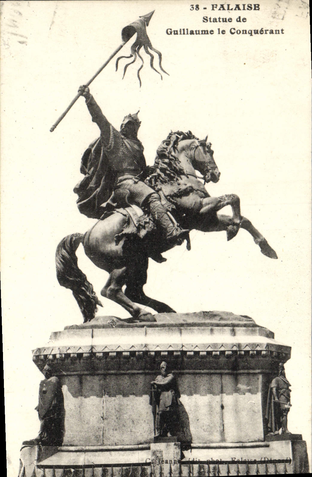 CPA Falaise Statue de Guillaume le Conquerant