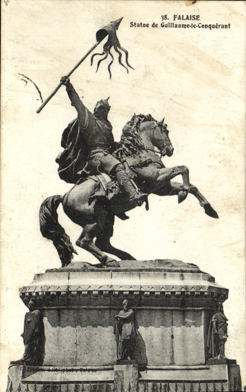 CPA Falaise Statue de Guillaume le Conquerant