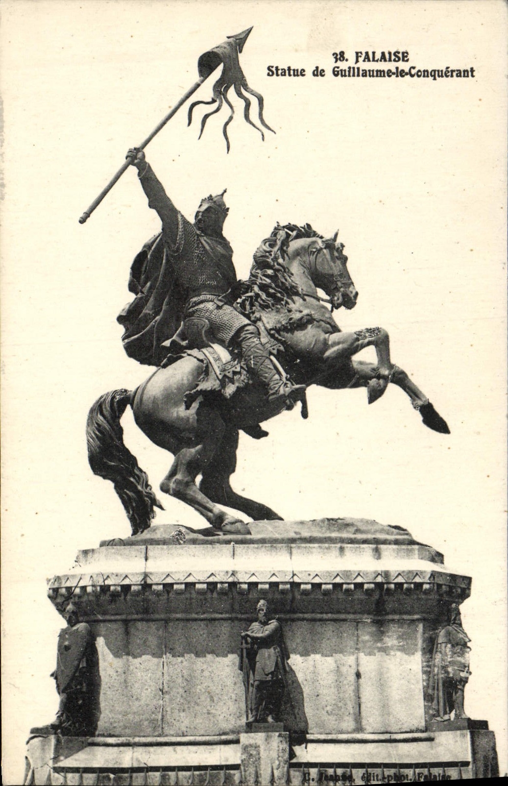 CPA Falaise Statue de Guillaume le Conquerant