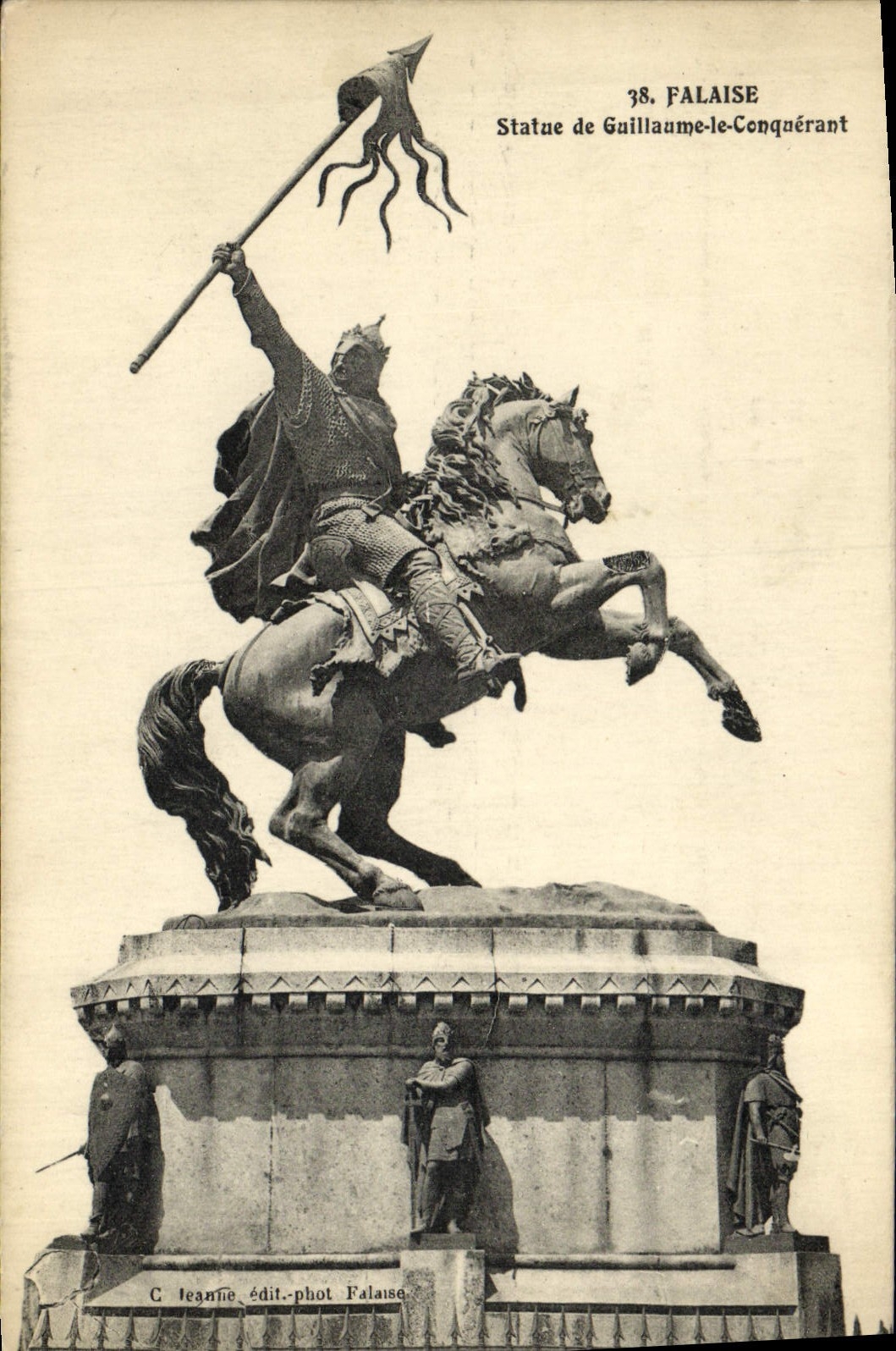 CPA Falaise Statue de Guillaume le Conquerant