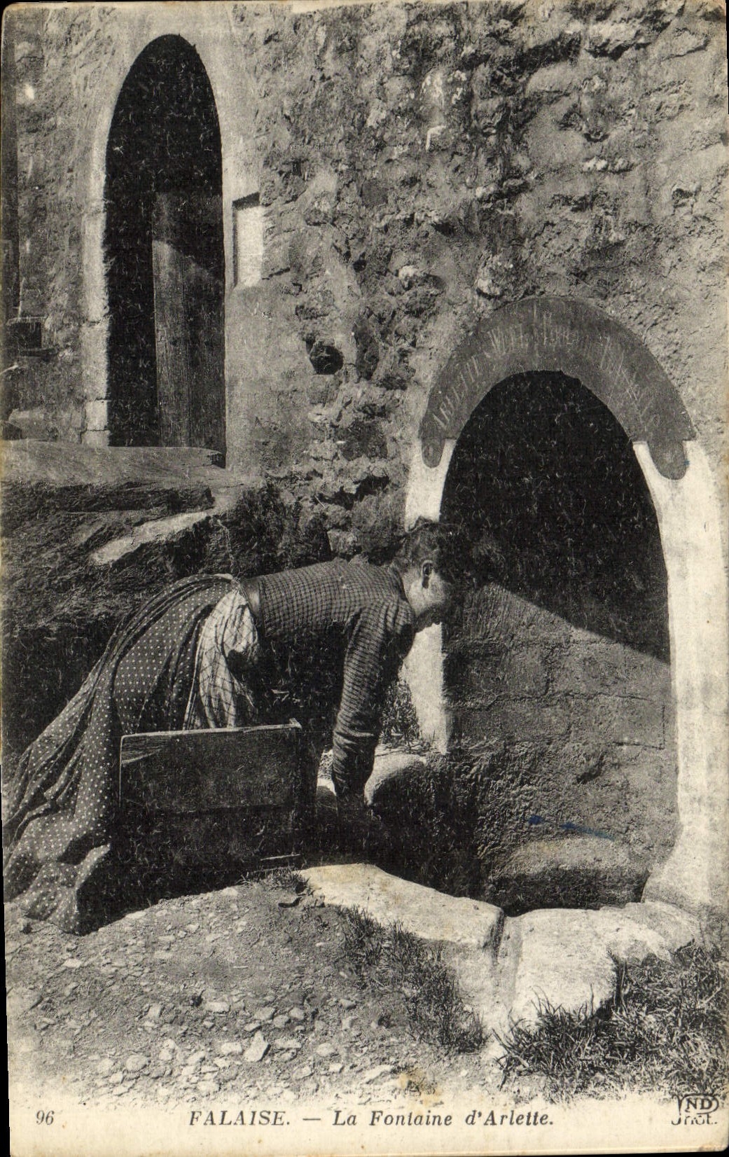 CPA Falaise La Fontaine d'Arlette Femme Folklore 