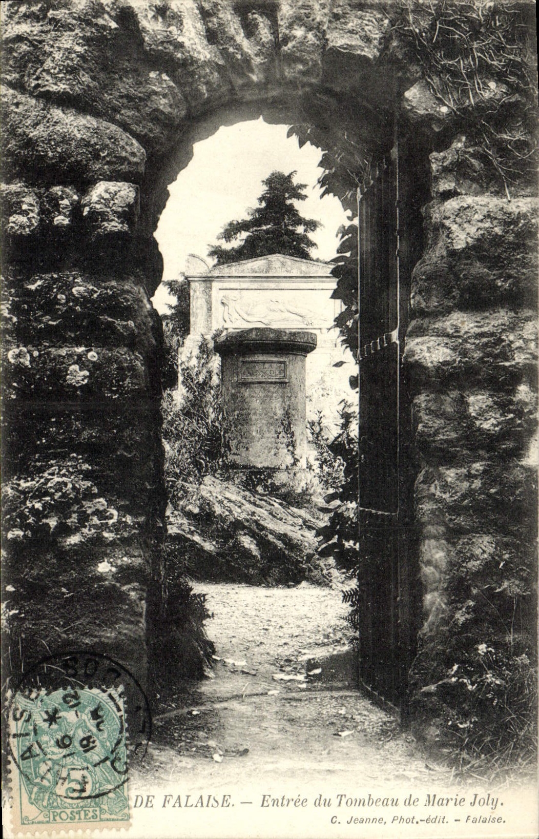 CPA Falaise Entree du Tombeau de Marie Joly