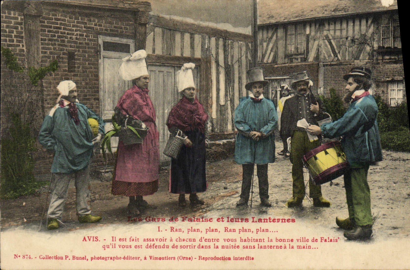 CPA Falaise La lanterne du gars de Falaise Folklore Costume