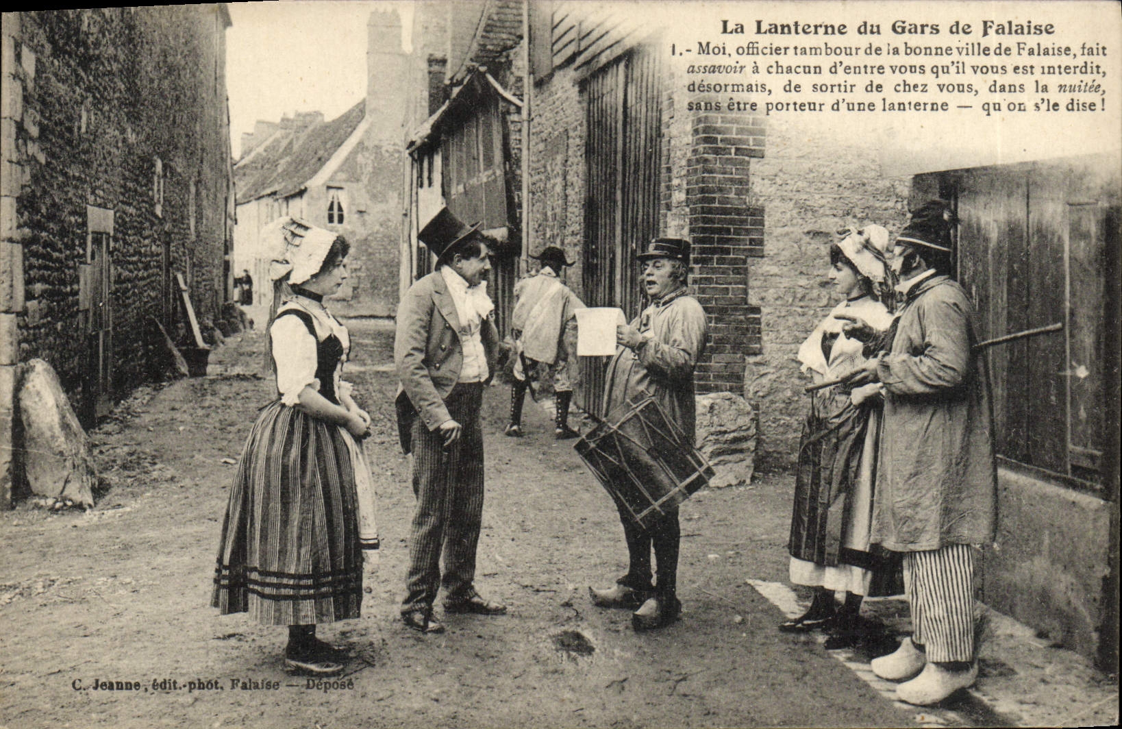 CPA Gars de Falaise et Ieurs Lanternes Folklore Costume