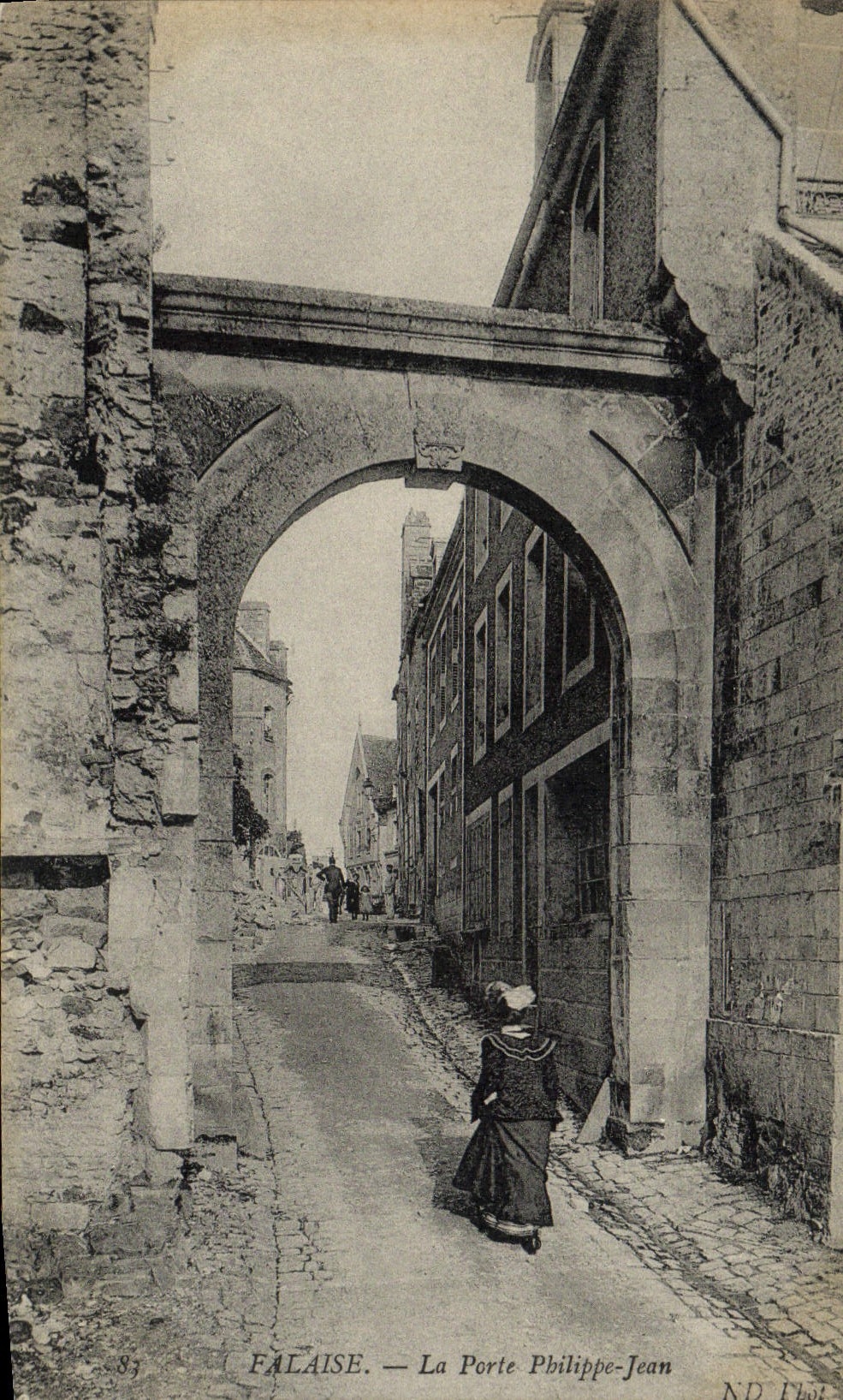 CPA Falaise La Porte Philippe Jean Femme