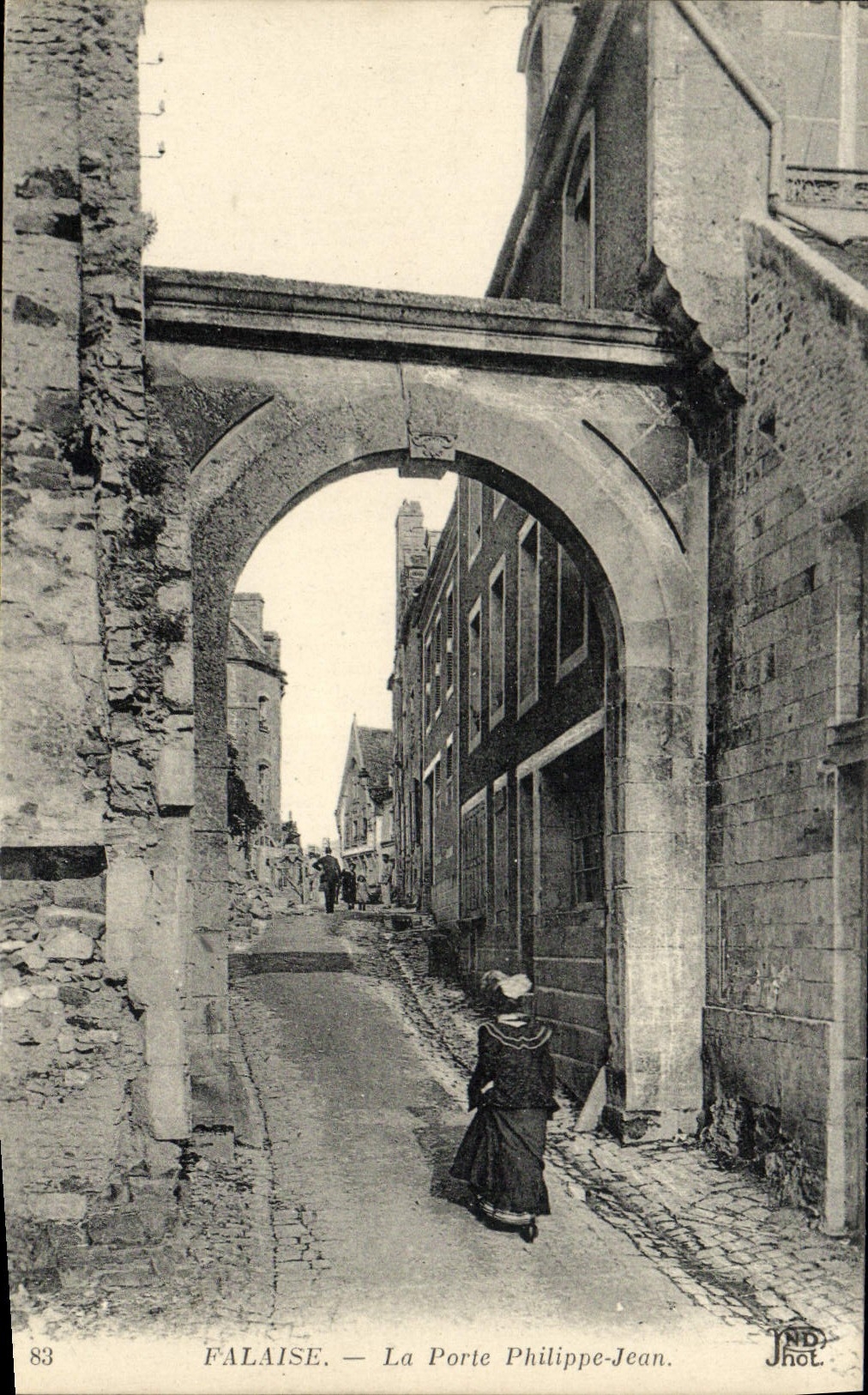CPA Falaise La Porte Philippe Jean Femme