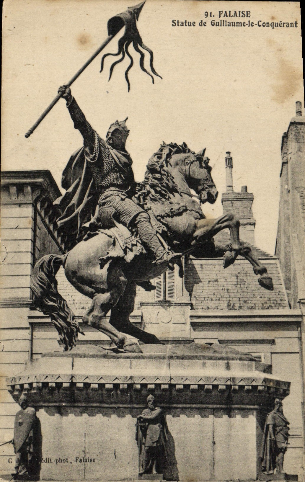 CPA Falaise Statue de Guillaume le Conquerant