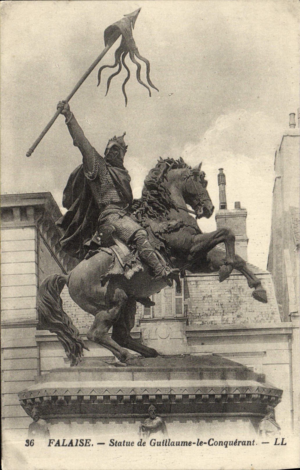 CPA Falaise Statue de Guillaume le Conquerant