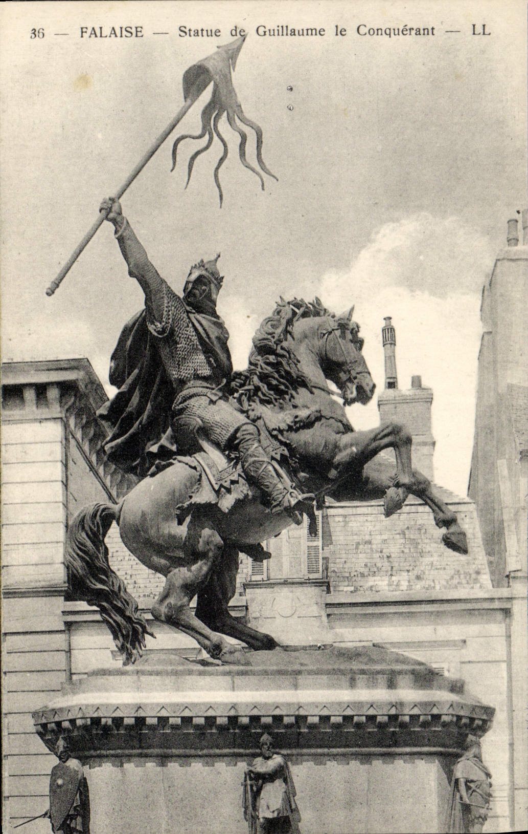 CPA Falaise Statue de Guillaume le Conquerant