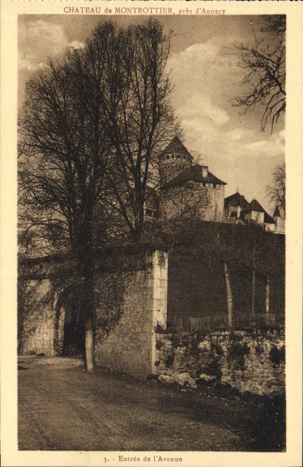 Castillo de la POSTAL de la VENDIMIA de Montrottier cerca de Annecy entrada de la avenida