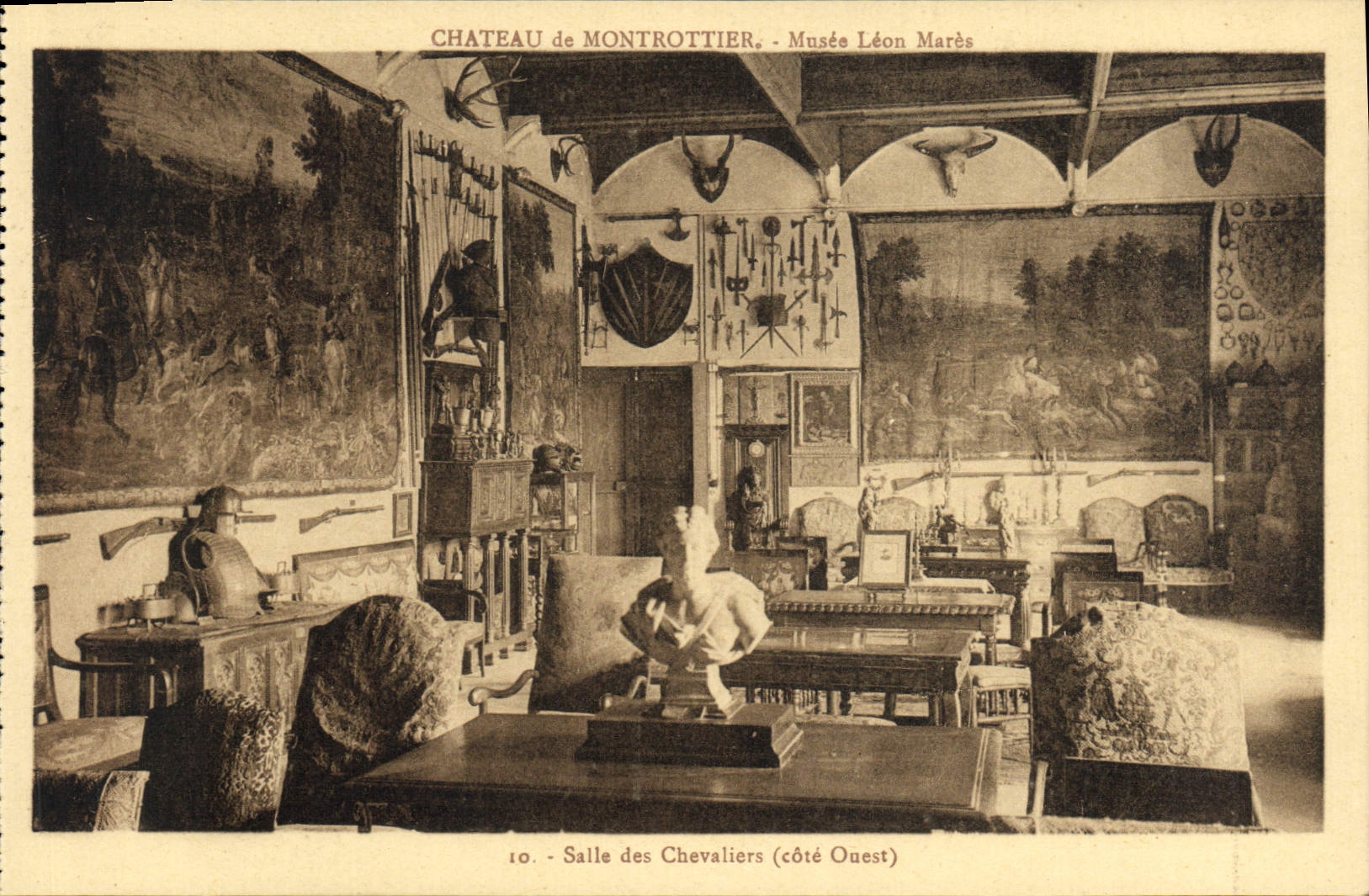 El castillo de la POSTAL de la VENDIMIA del museo Leon de Montrottier acumula el sitio de los caballeros