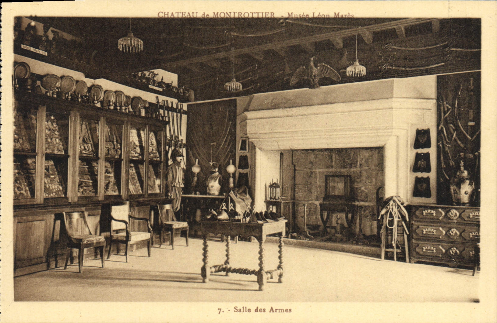 El castillo de la POSTAL de la VENDIMIA del museo Leon de Montrottier acumula el sitio de las armas