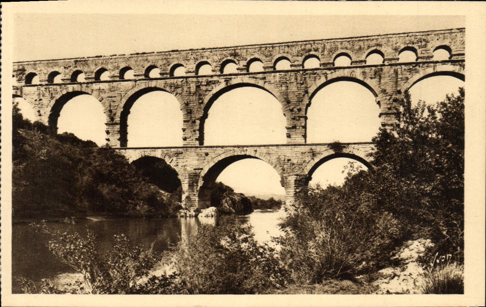 VINTAGE POSTCARD Remoulins the Bridge of Gard