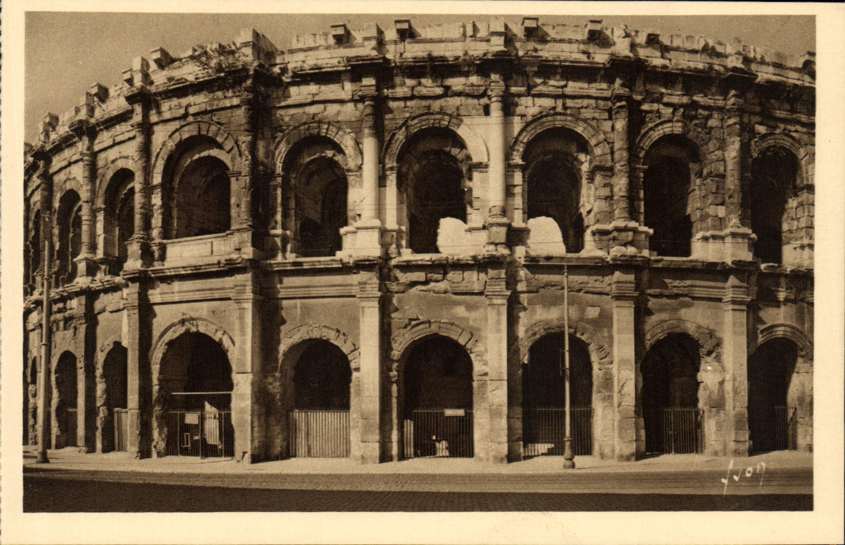 CPA Nimes Vue Exterieure des Arenes
