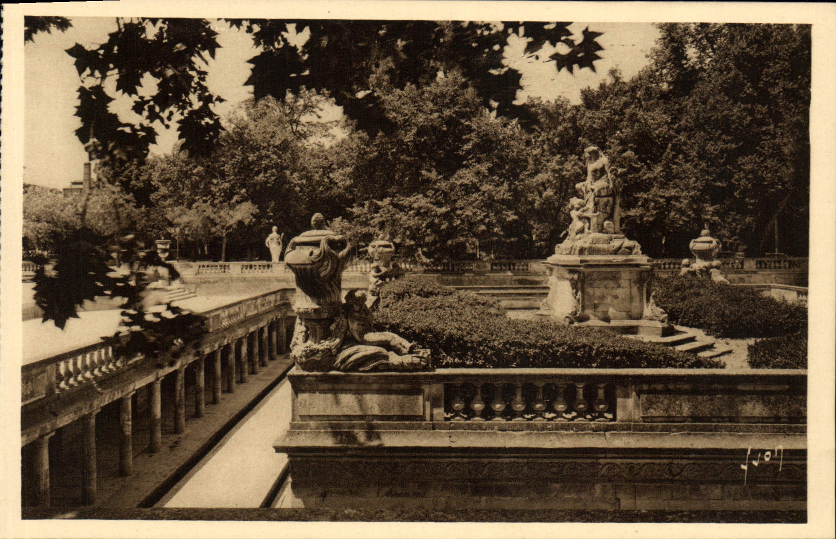 CPA Nimes Jardin de la Fontaine Les Bains Romains