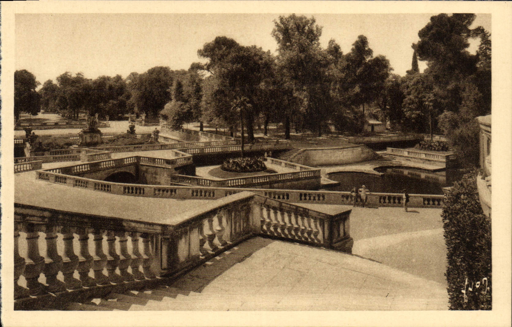 CPA Nimes Jardin de la Fontaine Les Bains Romains