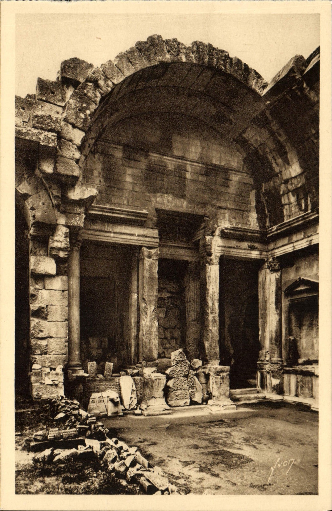 CPA Nimes Jardin de la Fontaine L'Interieur du Temple de Diane