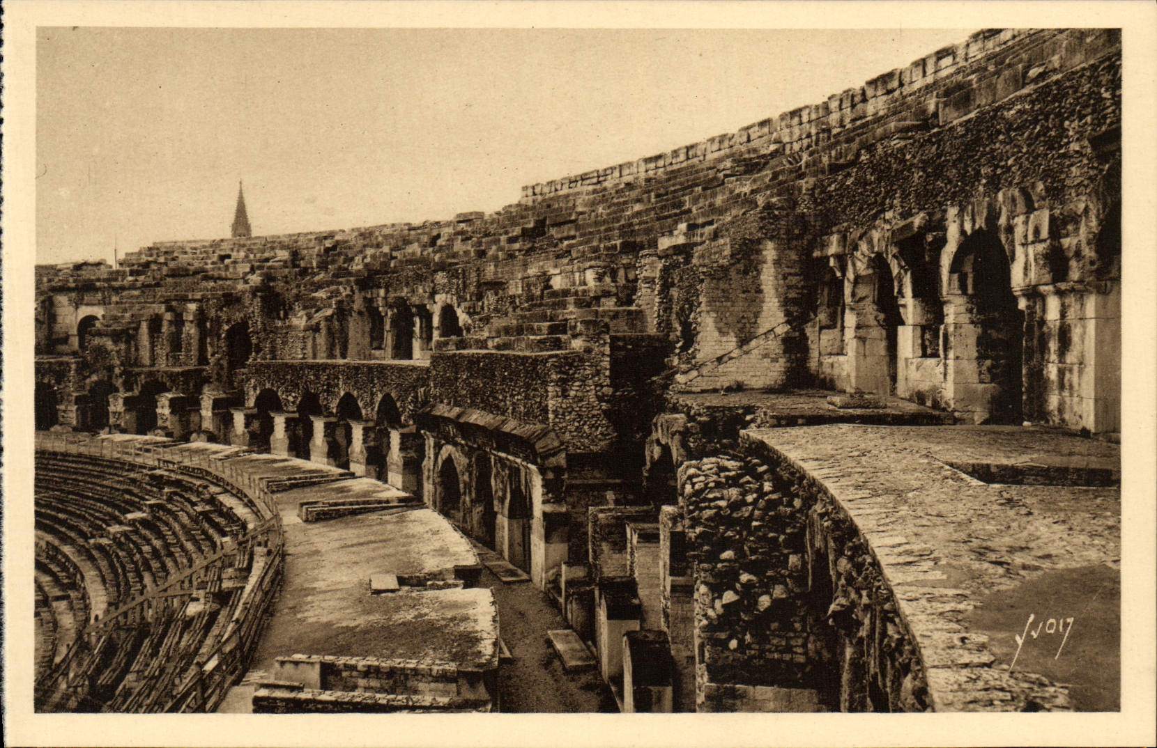 CPA Nimes L'interieur des arenes Galeries et gradins