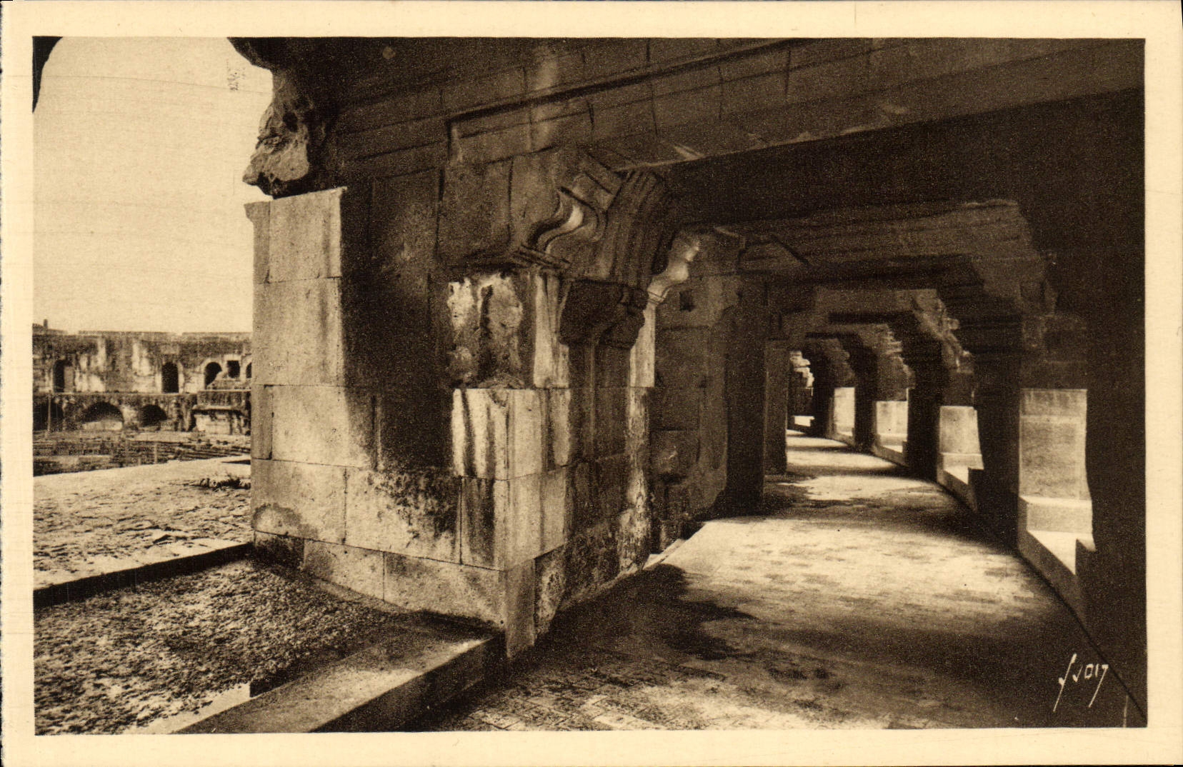 CPA Nimes Galerie Monumentale du 1er Etage