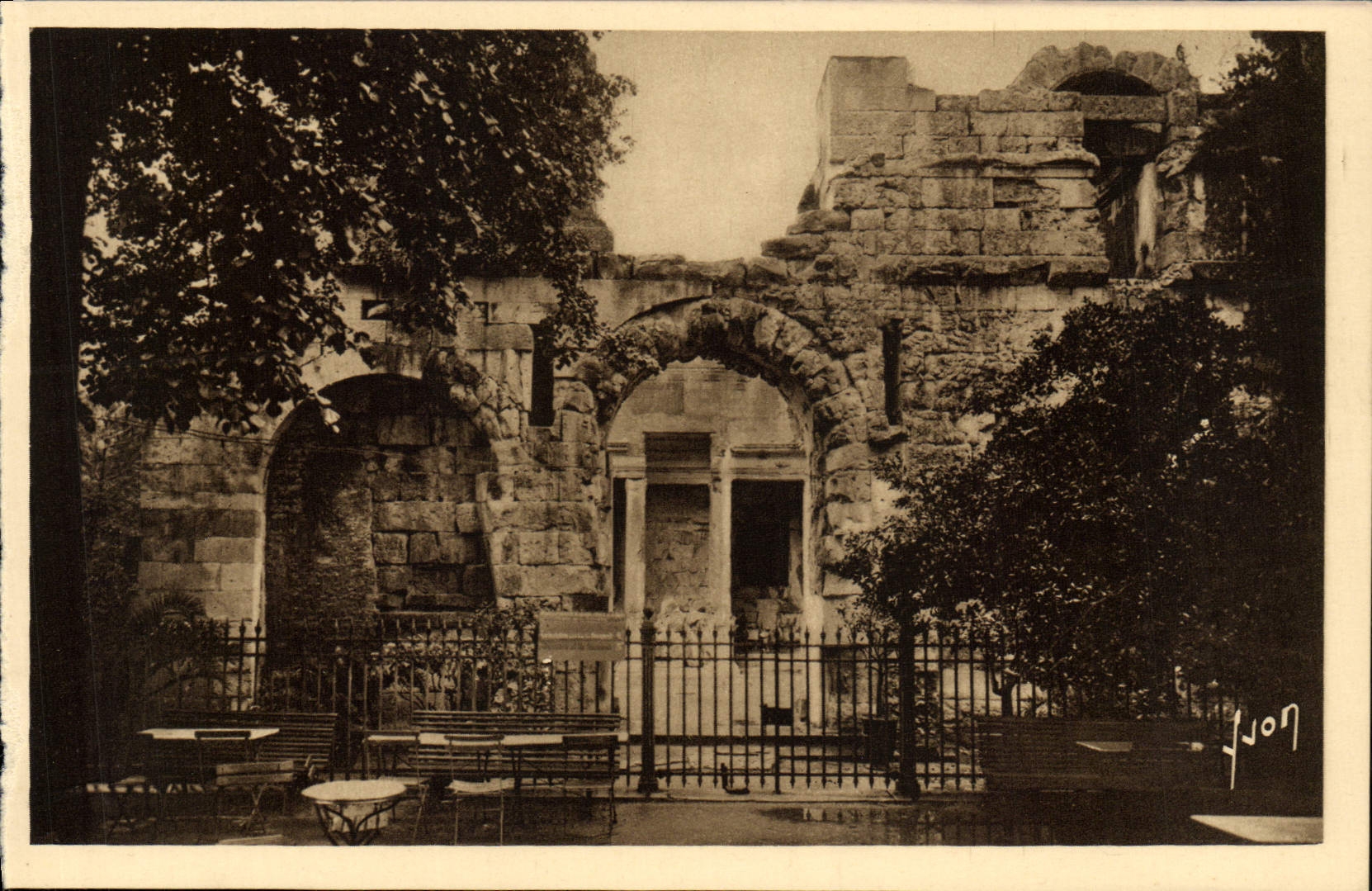 Jardín de Nimes de la POSTAL de la VENDIMIA de la fuente el templo de Dianc